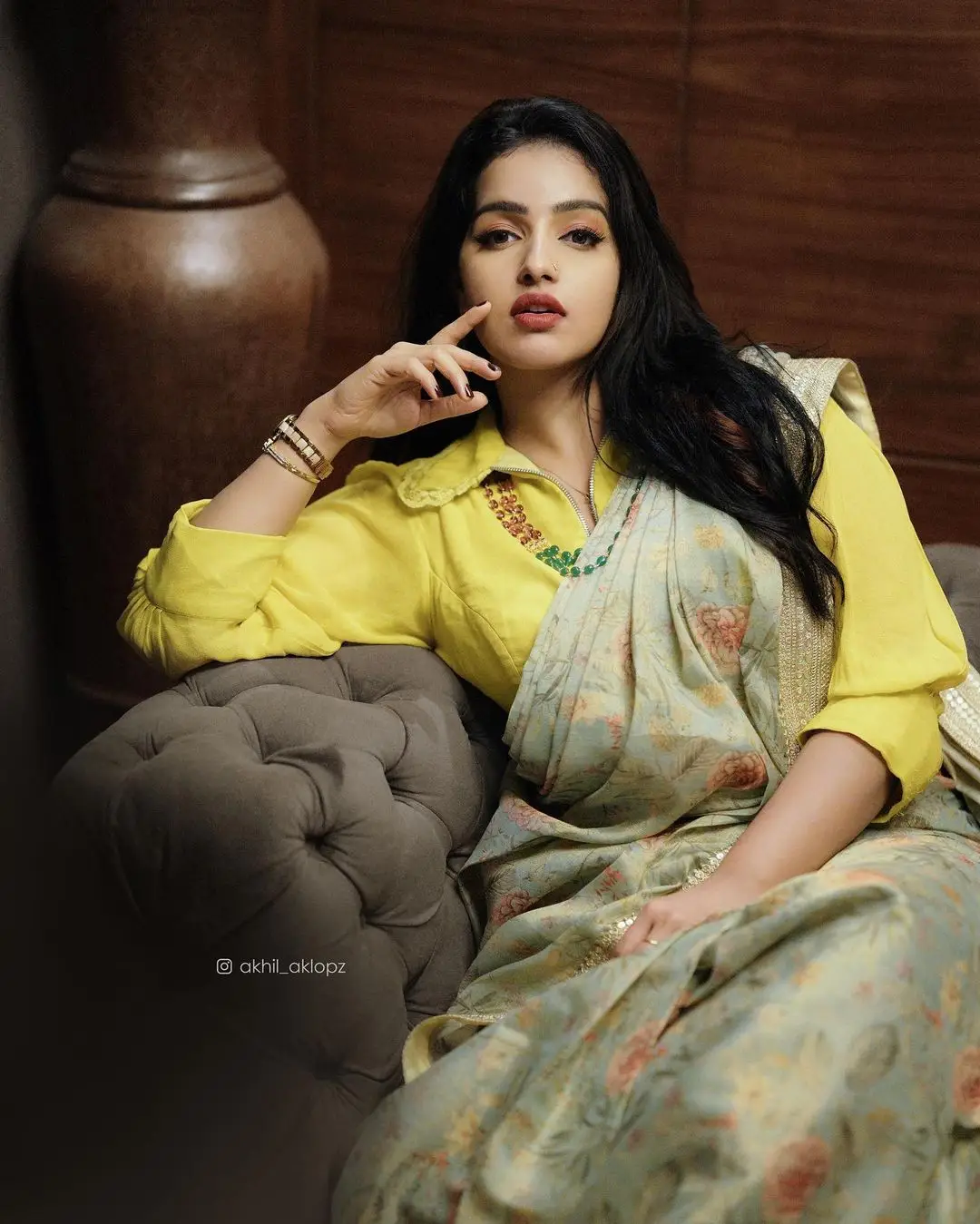 MALAVIKA MENON IN SOUTH INDIAN TRADITIONAL GREEN SAREE YELLOW BLOUSE 5